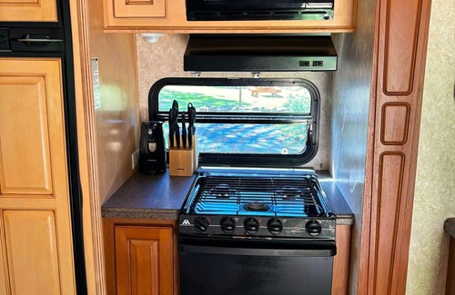 Cave Junction House | Ideal RV43 Open Range 5th Wheel: Pet & Child Friendly Stay
