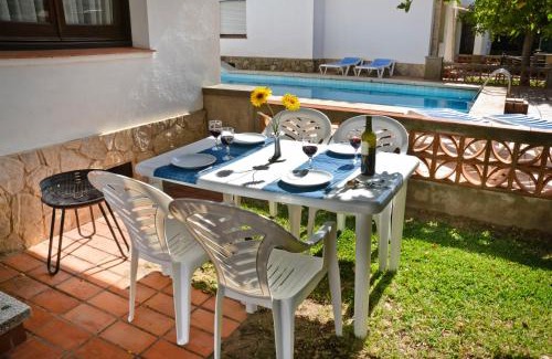 L'Estartit Apartment | Discover RVApartaments Villas Piscis with Ocean Views & Pool