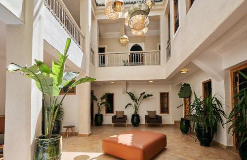 Medina House | Discover Ryad Selyen: 4-Star Retreat with Pool & Dining