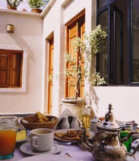 Medina House | Discover Ryad Selyen: 4-Star Retreat with Pool & Dining