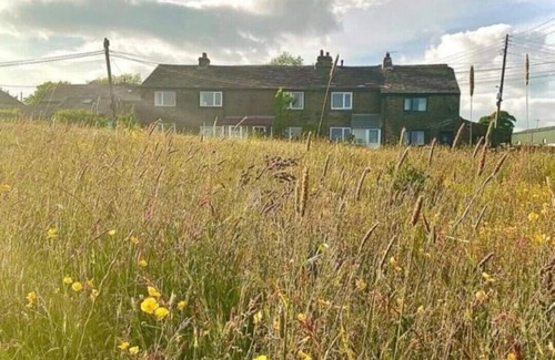 Sowerby Bridge Cottage | Comfortable Ryburn View Cottage: Family-Friendly Escape