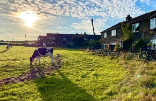 Sowerby Bridge Cottage | Comfortable Ryburn View Cottage: Family-Friendly Escape