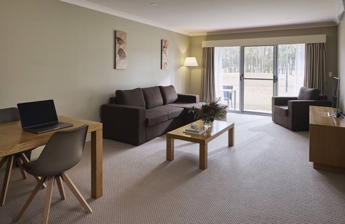 Lovedale Hotel | Rydges Resort Hunter Valley: Family-Friendly Getaway with Pool