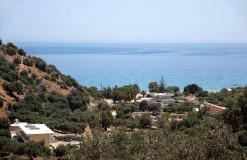 Korakas Apartment | Oceanfront Rykinthos Studios with Family-Friendly Amenities
