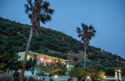 Korakas Apartment | Oceanfront Rykinthos Studios with Family-Friendly Amenities