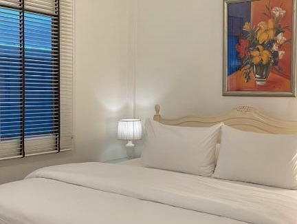 Bang Phra Hotel | Budget-Friendly Rynn Hotel with Restaurant & Family Amenities