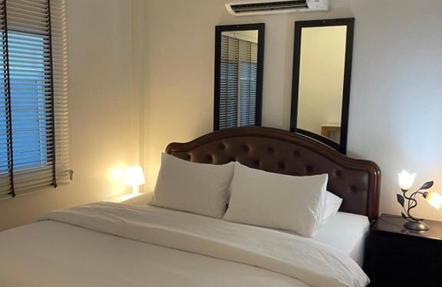 Bang Phra Hotel | Budget-Friendly Rynn Hotel with Restaurant & Family Amenities