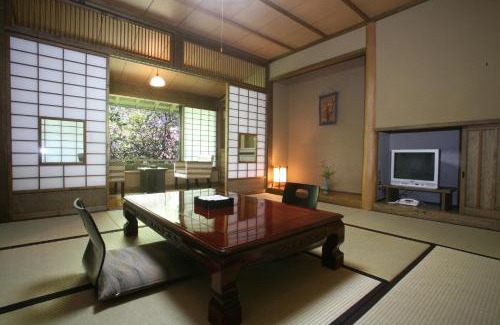 Kurokawa Onsen Hotel | Top-Rated Ryokan Wakaba: Family-Friendly with Hot Tub