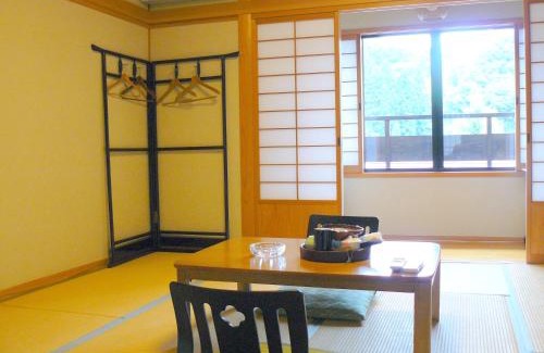 Yufu Hotel | Experience Tranquility at Ryokan Yamashiroya with Hot Tub