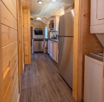 Lookout Valley Neighborhood Association House | Eco-Friendly Ryon Tiny Home Cabin with Hot Tub Retreat