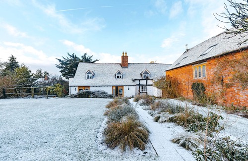 Eaton Mascott House | Comfortable Ryton Grange Barn - Ideal for Families of 6