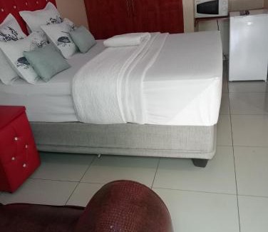 Mahikeng Bed & Breakfast | Cozy RZ Guesthouse Mafikeng with Pool and Breakfast