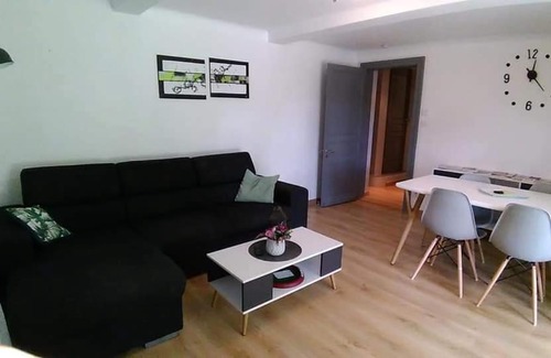 Sarraziet House | Relaxing Retreat for Two with Jacuzzi & Massage Options