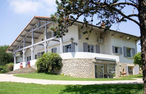Sarraziet House | Relaxing Retreat for Two with Jacuzzi & Massage Options
