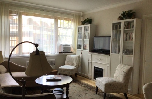 Cote-Des-Neiges—Notre-Dame-De-Grace Apartment | Experience Montreal: Family-Friendly Hotel Retreat