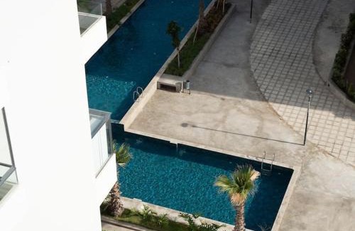 Ain Harrouda Apartment | Séjour Élégant et Détente au Bord de la Piscine