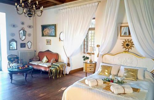 Castelnau-Valence Apartment | Elegant Apartment with Canopy Bed at the Château