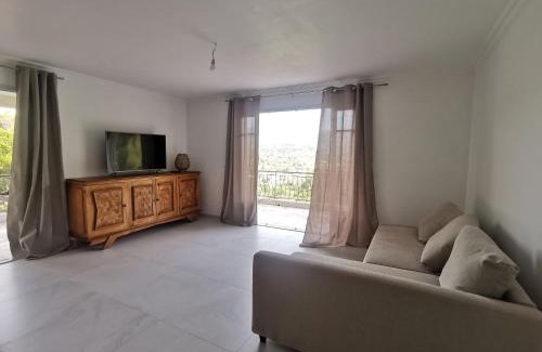 Contes Apartment | Nature Retreat with Ocean View & Relaxing Hot Tub