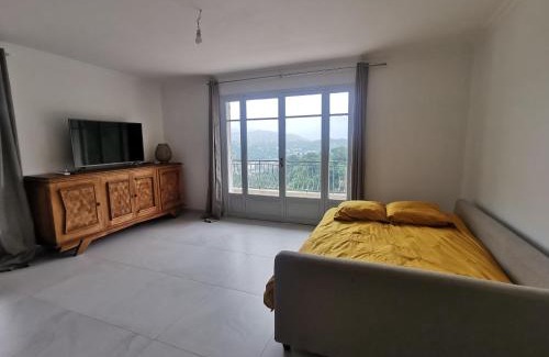 Contes Apartment | Nature Retreat with Ocean View & Relaxing Hot Tub