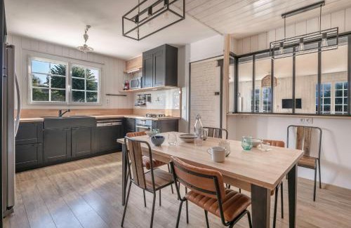 Arzon House | Stylish Retreat for 11 in a Family-Friendly Home