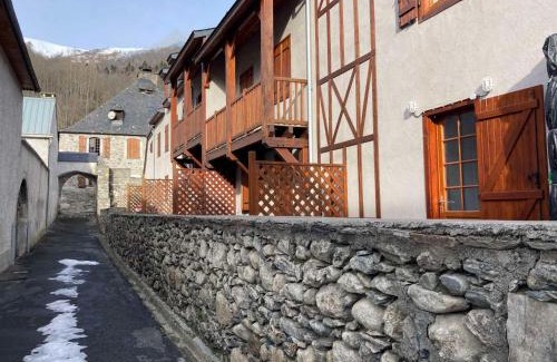 Vignec Apartment | Authentic Pyrénéen Retreat: T2 Cabine with Pool Access
