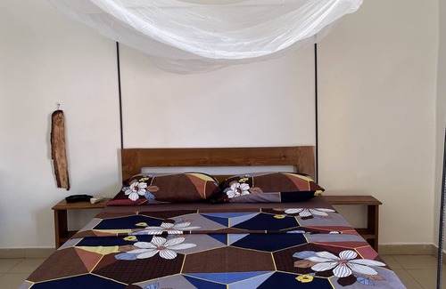 Ziguinchor Bed & Breakfast | Inviting Sérénité Double Room with Family-Friendly Amenities
