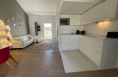 Jean-Medecin Apartment | Prime Oceanfront Stay: Modern Retreat Steps from the Sea
