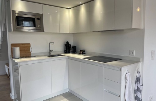 Jean-Medecin Apartment | Prime Oceanfront Stay: Modern Retreat Steps from the Sea