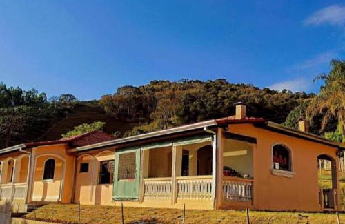 Pedralva House | Pet-Friendly Retreat with Pool & Hot Tub in Sítio Araucárias