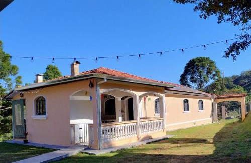 Pedralva House | Pet-Friendly Retreat with Pool & Hot Tub in Sítio Araucárias