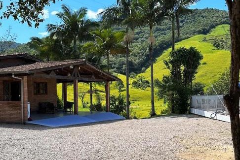 Santo Amaro da Imperatriz House | Relaxing Beachfront Retreat with Amazing Pool and Spa