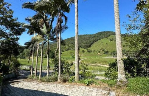 Santo Amaro da Imperatriz House | Relaxing Beachfront Retreat with Amazing Pool and Spa