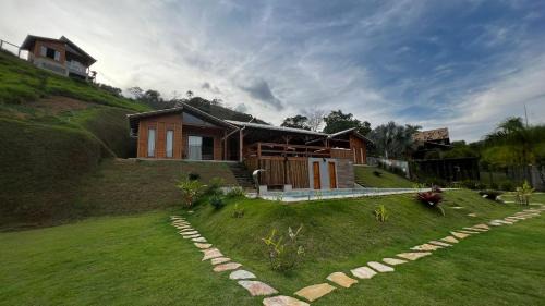 Santana Do Paraiso Ski Chalet | Cozy Sítio Chalé dos Ipês: Pet-Friendly Family Retreat