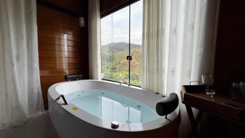 Santana Do Paraiso Ski Chalet | Cozy Sítio Chalé dos Ipês: Pet-Friendly Family Retreat