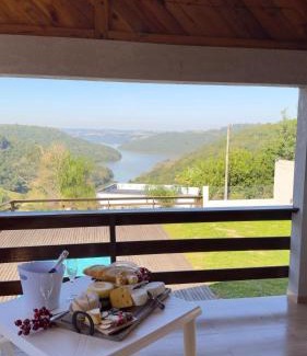 Piratuba House | Serene Getaway at Sítio Sonho Meu with Stunning Lake Views