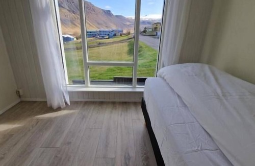 Bildudalur House | Budget-Friendly Getaway at Sólgarður with Spa & Breakfast