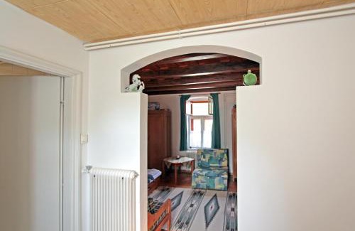 Penzesgyor Apartment | Discover Sörényes Udvarház: Pet-Friendly Retreat