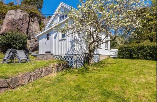 Grimstad Apartment | Idyllic Sørlandshus i skjærgården Anneks with Private Beach