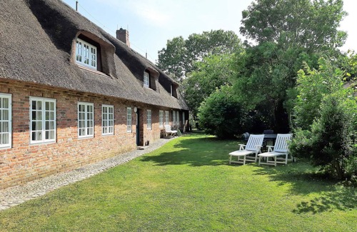 Alkersum Apartment | Pet-Friendly Retreat at Süderweg 7 - Perfect for Families