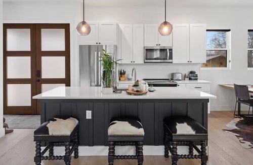 South Manchaca House | S. ATX Paradise-Pool, Hot Tub & Ping Pong!