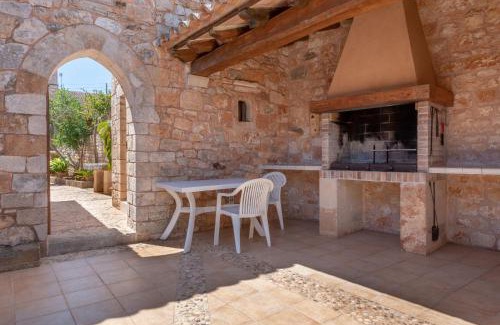 Santanyi House | Relax at S'era: 4-Star Hotel with Pool & Child-Friendly Options