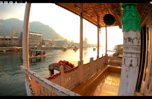Dal Lake Boat Rental | Experience S Group Of Houseboat: Pet-Friendly Oceanfront Stay
