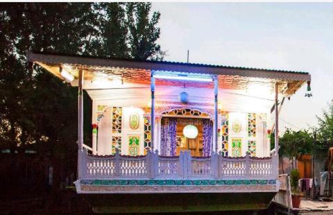 Dal Lake Boat Rental | Experience S Group Of Houseboat: Pet-Friendly Oceanfront Stay