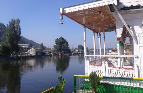 Dal Lake Boat Rental | Experience S Group Of Houseboat: Pet-Friendly Oceanfront Stay