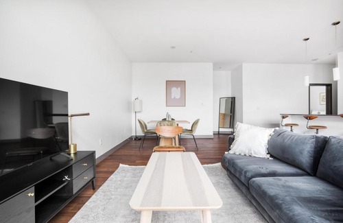 Cascade Apartment | Modern S Lake Union 2BR with Gym & Kid-Friendly Amenities