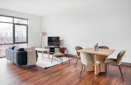 Cascade Apartment | Modern S Lake Union 2BR with Gym & Kid-Friendly Amenities