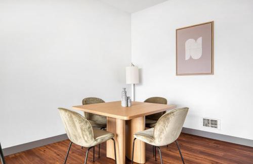Cascade Apartment | Modern S Lake Union 2BR with Gym & Kid-Friendly Amenities