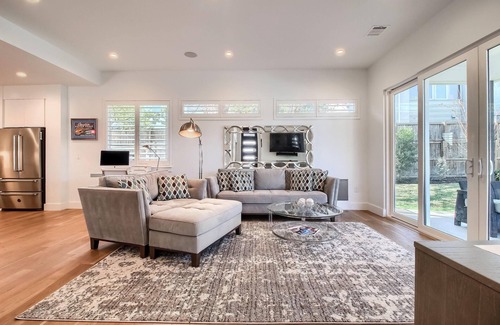 South Lamar House | Unforgettable Stays at S. Lamar: Pet-Friendly & Family-Centered