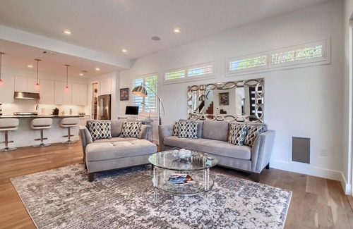 South Lamar House | Unforgettable Stays at S. Lamar: Pet-Friendly & Family-Centered