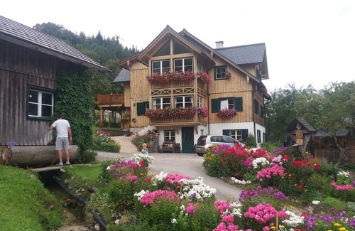 Grundlsee Apartment | Scenic S'Rastl: Unforgettable Mountain Views & Family-Friendly